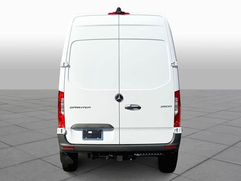 Used 2025 Mercedes-Benz Sprinter 2500 image 4