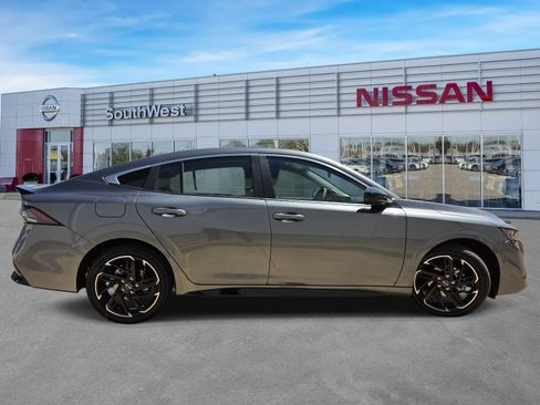 New 2027 Nissan Sentra SR w/ Floor Mat Package FWD image 4
