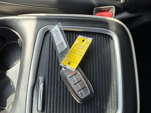 Used 2023 Chrysler Pacifica Touring-L FWD image 2