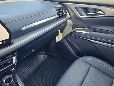 New 2026 Chevrolet Traverse LT w/ Driver Confidence Package FWD image 31
