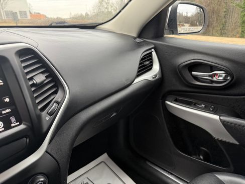 Used 2017 Jeep Cherokee Overland image 12