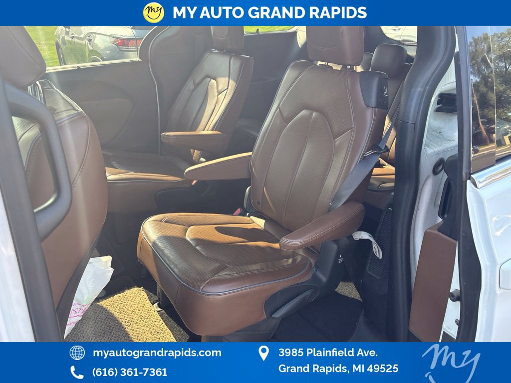 Used 2018 Chrysler Pacifica Limited w/ Tire & Wheel Group FWD image 4