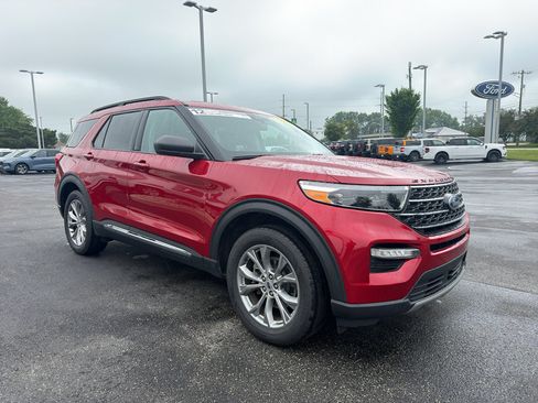 Used 2022 Ford Explorer XLT w/ Equipment Group 202A AWD/4WD image 4