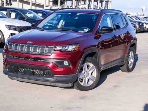Used 2022 Jeep Compass Latitude FWD image 1