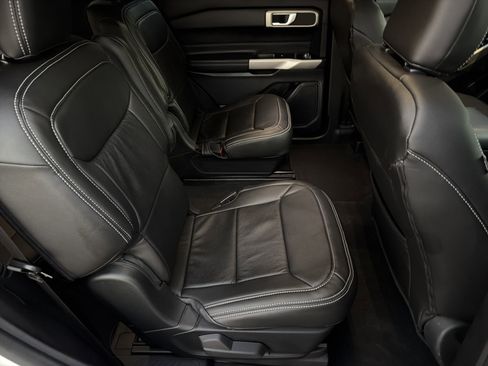 Used 2022 Ford Explorer XLT image 17