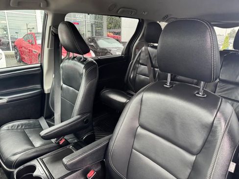 Used 2018 Toyota Sienna SE Premium image 9