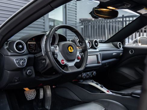 Used 2015 Ferrari California T image 29