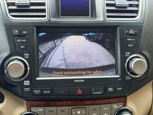 Used 2012 Toyota Highlander Limited w/ Tow Pkg FWD image 16