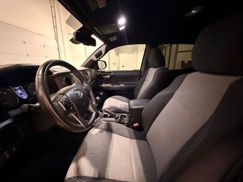 Used 2021 Toyota Tacoma TRD Sport image 16