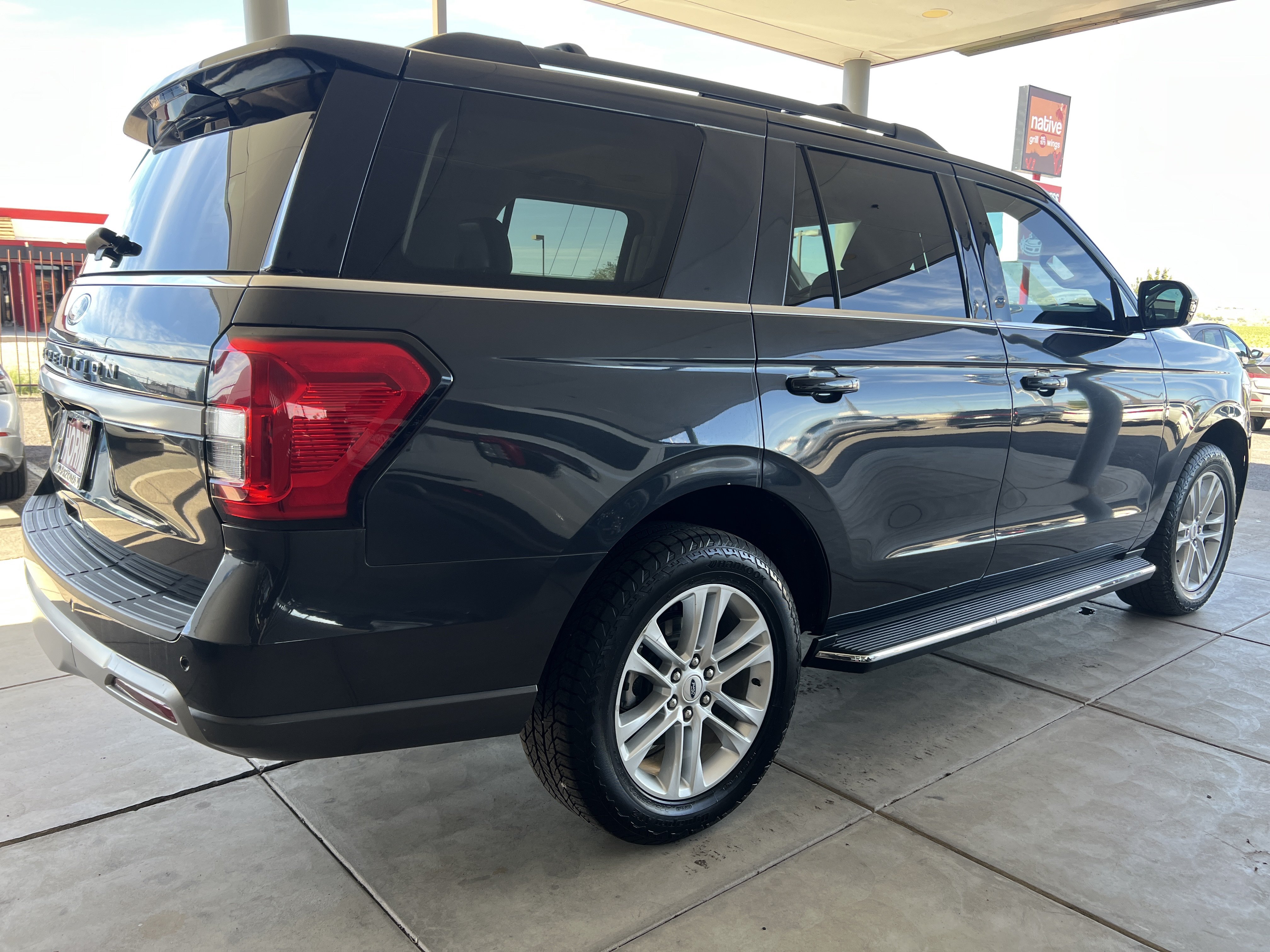 Used 2022 Ford Expedition XLT AWD/4WD image 3