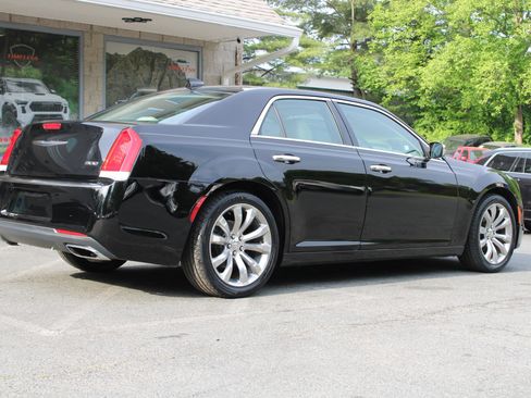 Used 2018 Chrysler 300 Limited RWD image 7