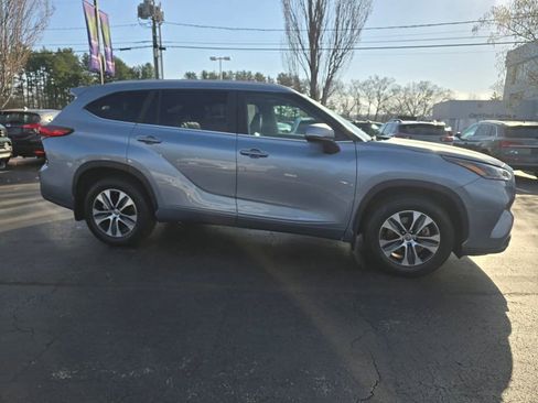 Used 2023 Toyota Highlander XLE AWD/4WD image 7