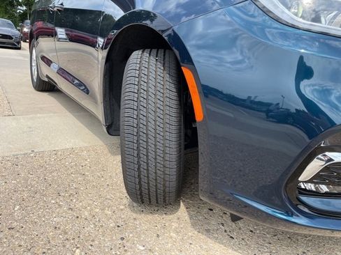 New 2025 Chrysler Pacifica Select image 17