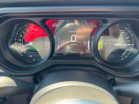 Used 2025 Jeep Wrangler Unlimited Sahara image 16