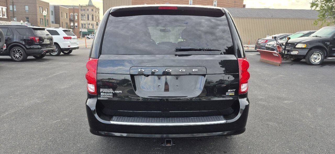 Used 2017 Dodge Grand Caravan SXT FWD image 4