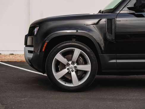 Used 2024 Land Rover Defender 110 SE image 3