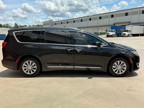 Used 2019 Chrysler Pacifica Touring-L FWD image 6
