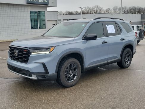 Used 2024 Honda Pilot TrailSport image 2