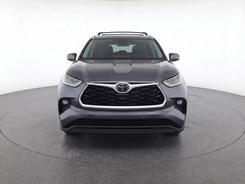 Used 2023 Toyota Highlander XLE image 2