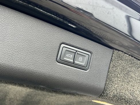 Certified 2022 Bentley Bentayga image 25