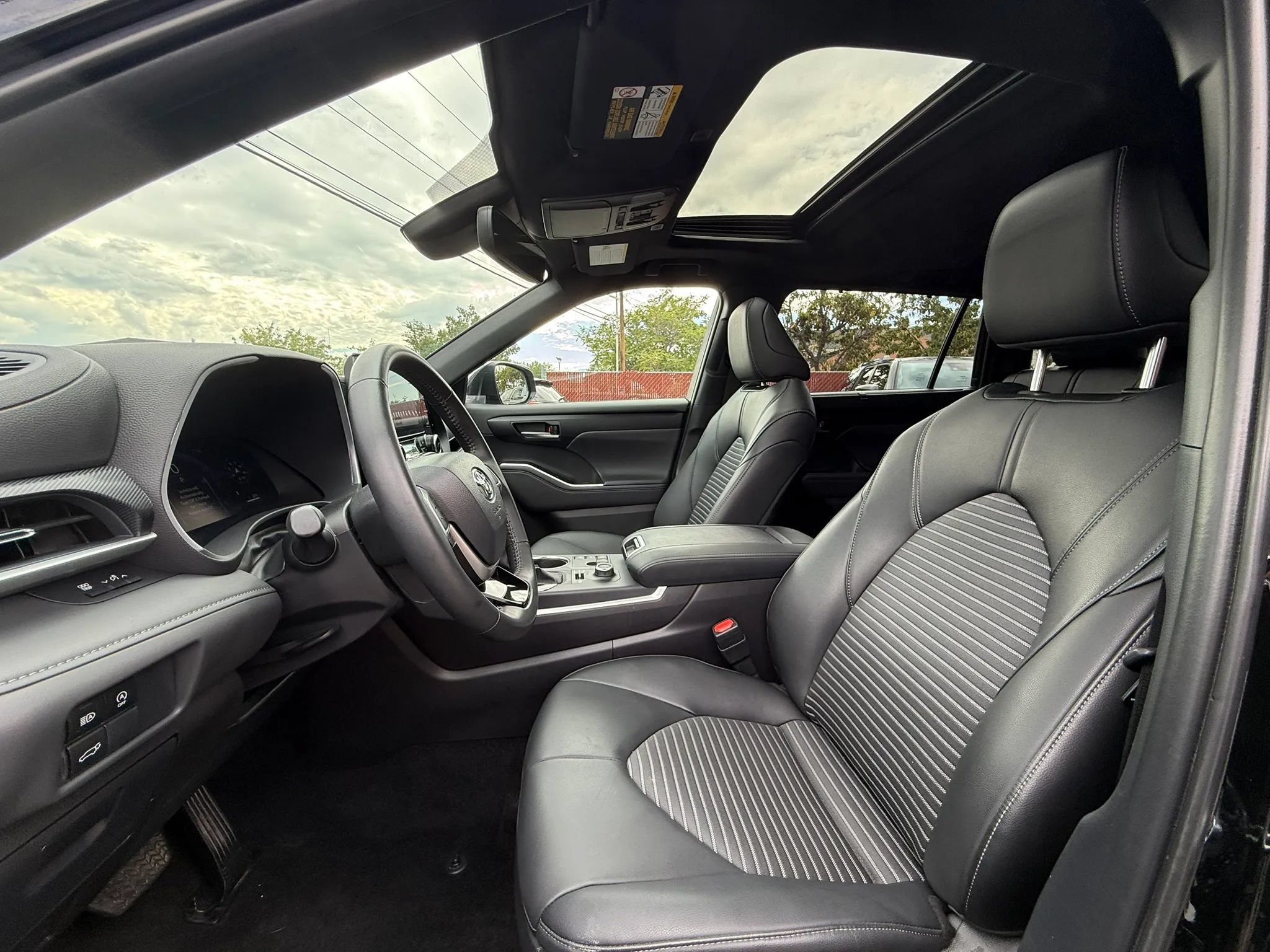 Used 2025 Toyota Highlander XSE AWD/4WD image 11