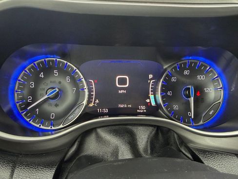 Used 2022 Chrysler Pacifica Touring-L FWD image 11