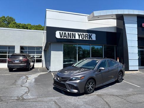 Used 2021 Toyota Camry SE w/ Convenience Package FWD image 1