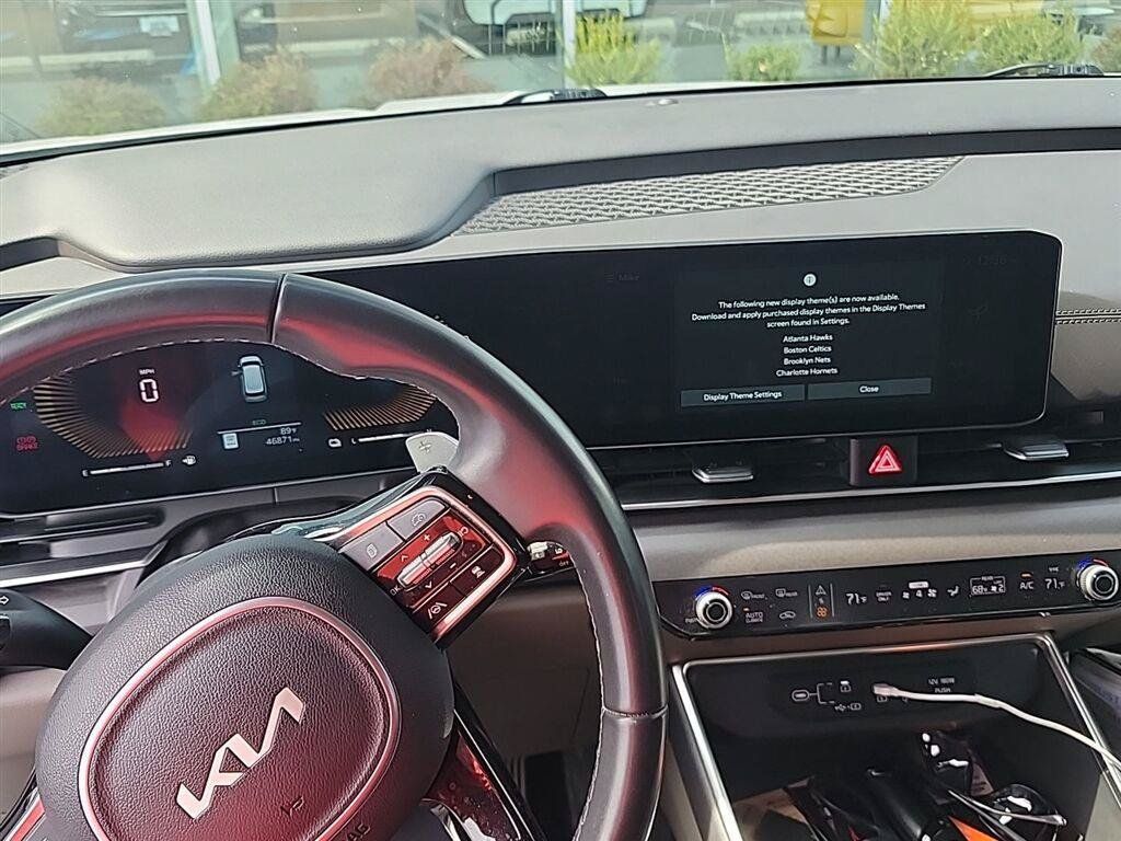 Used 2025 Kia Carnival EX FWD image 11