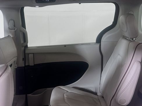 Used 2019 Chrysler Pacifica Limited w/ Advanced Safetytec Group FWD image 27