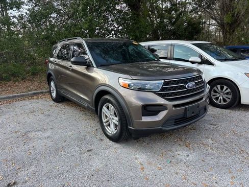 Used 2021 Ford Explorer XLT image 2