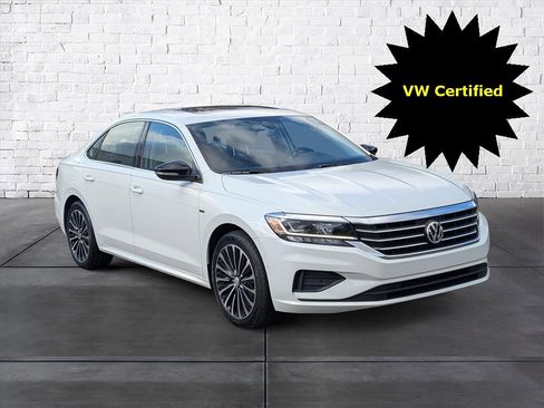 Certified 2022 Volkswagen Passat 2.0T image 1