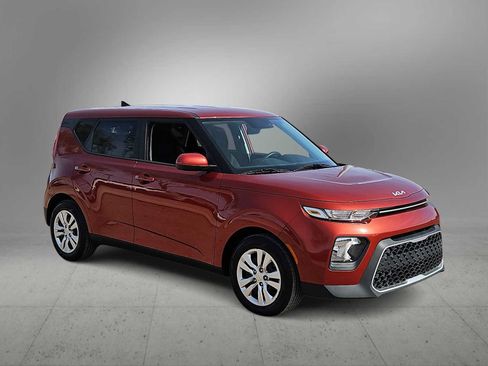 Used 2022 Kia Soul LX image 2