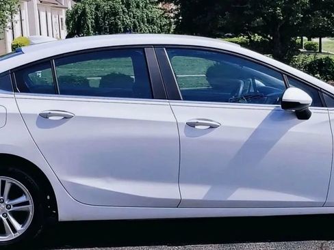 Used 2018 Chevrolet Cruze LT w/ Convenience Package FWD image 2