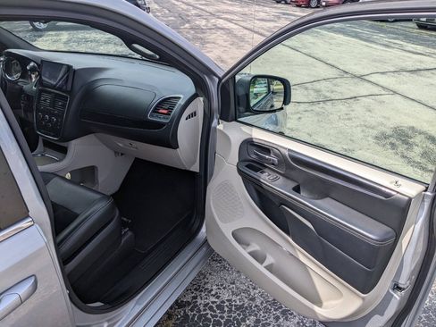 Used 2017 Dodge Grand Caravan SXT FWD image 12