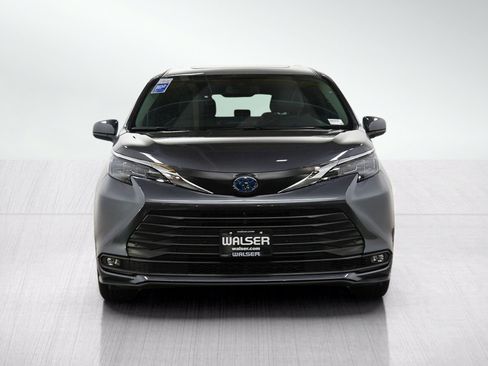 Used 2025 Toyota Sienna XLE AWD/4WD image 9