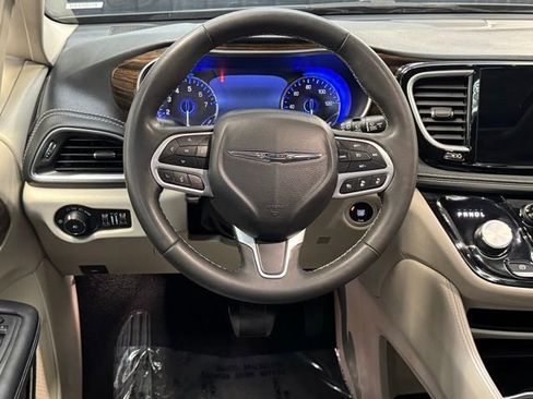 Used 2023 Chrysler Pacifica Limited FWD image 8