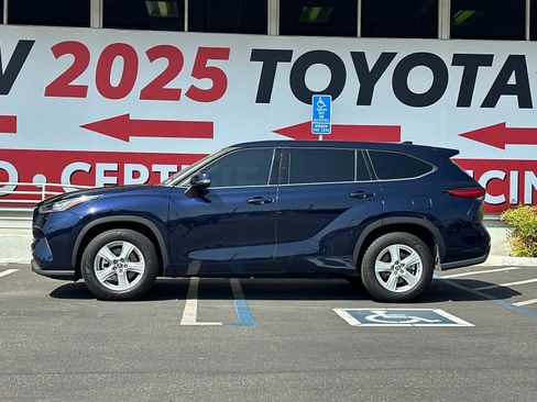 Used 2020 Toyota Highlander L image 2