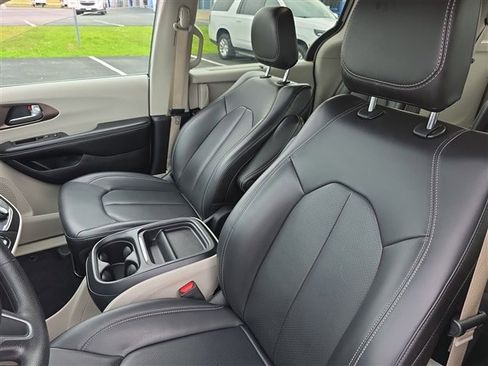 Used 2021 Chrysler Voyager Lxi image 13
