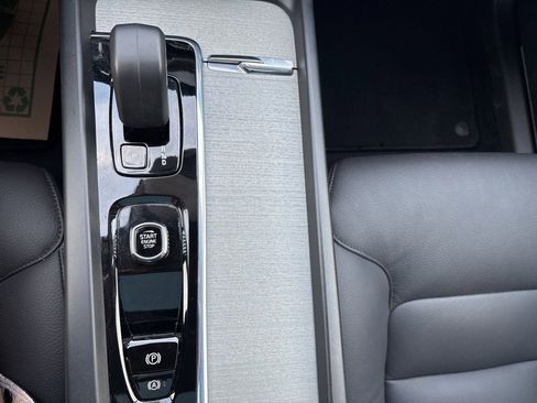 Certified 2025 Volvo XC60 B5 Plus image 30