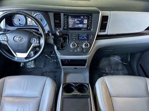 Used 2018 Toyota Sienna XLE FWD image 15