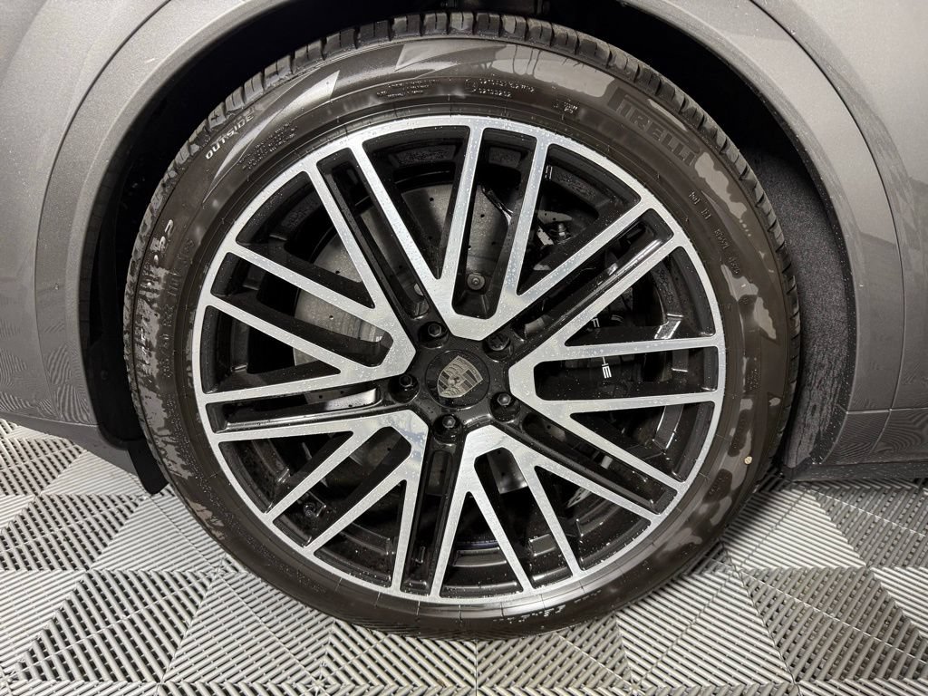 Certified 2026 Porsche Cayenne Turbo AWD/4WD image 11