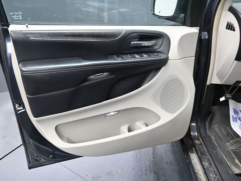 Used 2013 Chrysler Town & Country Touring image 26