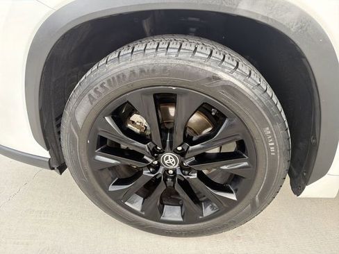 Certified 2021 Toyota Highlander Limited FWD image 32