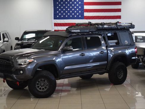 Used 2017 Toyota Tacoma TRD Off-Road image 6