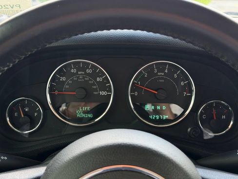 Used 2018 Jeep Wrangler Sahara w/ Connectivity Group AWD/4WD image 9