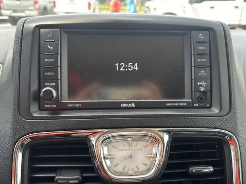 Used 2016 Chrysler Town & Country Touring w/ Driver Convenience Group FWD image 23