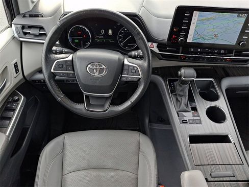 Certified 2024 Toyota Sienna Limited image 10