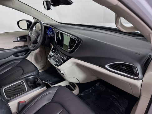 Certified 2024 Chrysler Pacifica Touring-L image 39