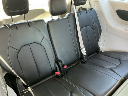 Used 2024 Chrysler Pacifica Touring-L FWD image 19