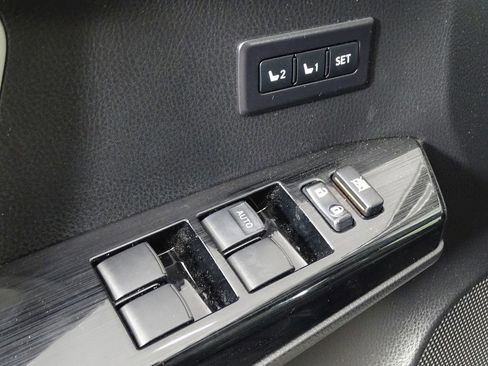 Used 2018 Toyota RAV4 Limited image 18